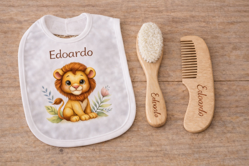 Set Nascita Personalizzato Bimbo- Bimba – Bavaglino con Nome e Set Spazzola Pettine in Legno – Idea Regalo Neonato