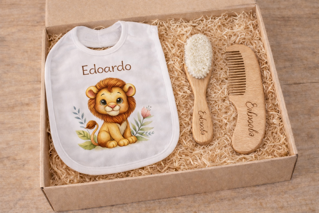 Set Nascita Personalizzato Bimbo- Bimba – Bavaglino con Nome e Set Spazzola Pettine in Legno – Idea Regalo Neonato