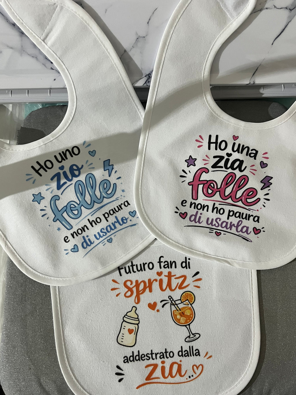 Bavaglino neonato personalizzato divertente – “Zia folle / Zio folle / Spritz” | Idea regalo nascita