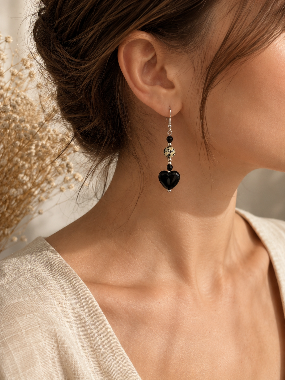 Orecchini cuore nero e perla, orecchini pendenti eleganti, gioiello handmade donna, regalo romantico chic