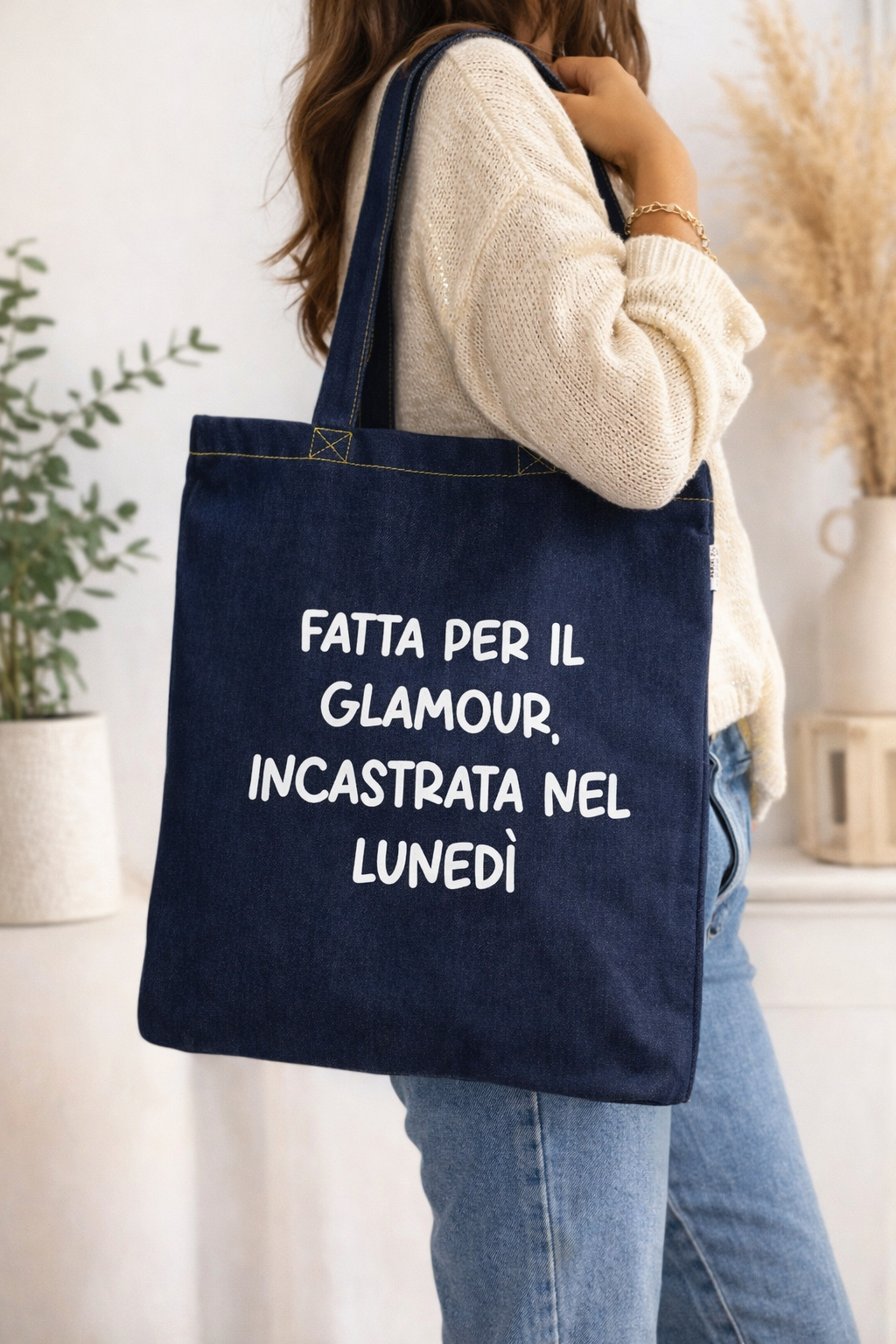 Tote Bag Ironica “Fatta per il Glamour, Incastrata nel Lunedì” – Borsa Shopper in Denim con Scritta Divertente