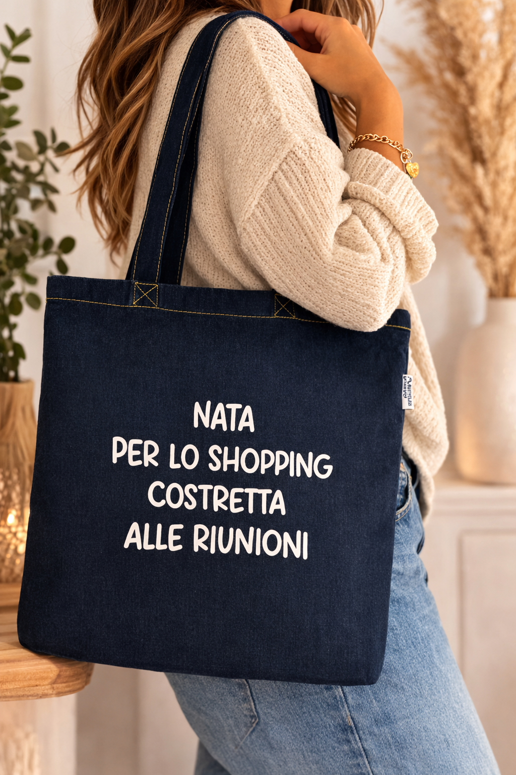 Tote Bag Ironica “Nata per lo Shopping, Costretta alle Riunioni” – Borsa Shopper in Denim con Scritta Divertente