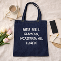 Tote Bag Ironica “Fatta per il Glamour, Incastrata nel Lunedì” – Borsa Shopper in Denim con Scritta Divertente