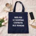 Tote Bag Ironica “Nata per lo Shopping, Costretta alle Riunioni” – Borsa Shopper in Denim con Scritta Divertente