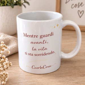 Tazza Personalizzata con Frase Motivazionale – “Mentre guardi avanti, la vita ti sta sorridendo”